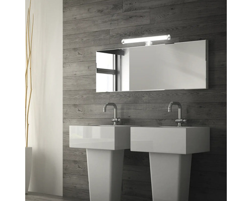 Badezimmer mit Doppelwaschbecken, Spiegel und Beleuchtung