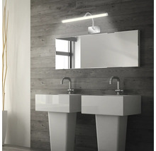 Badezimmer mit zwei Waschbecken, Spiegel und Spiegelleuchte