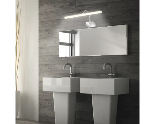 Badezimmer mit zwei Waschbecken, Spiegel und Spiegelleuchte