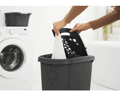 Panier à linge avec couvercle et motif floral dans la salle de bain