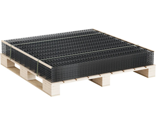 Pile de treillis d''armature sur une palette