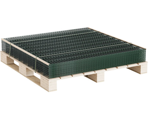 Pile d''éléments de clôture verts sur une palette en bois