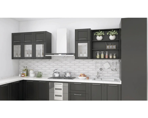 Vue de la cuisine avec armoires encastrées, hotte aspirante, évier et ustensiles de cuisine.