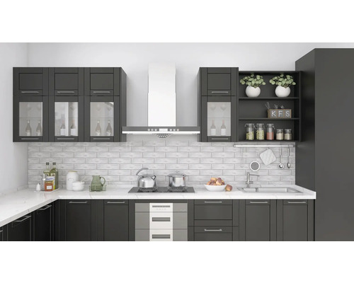 Cuisine moderne avec armoires grises, plan de travail et hotte aspirante