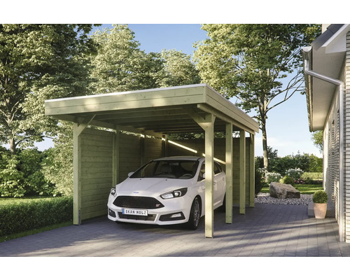 Abri de voiture en bois avec voiture dans une cour pavée