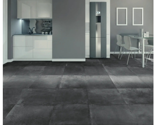 Cuisine moderne avec carrelage de sol foncé, armoires blanches et table à manger