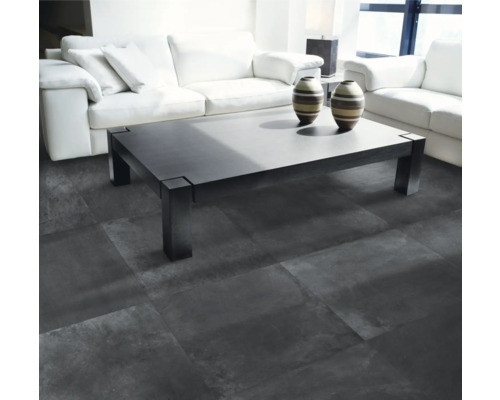 Salon avec carrelage gris, table basse et canapé