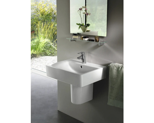 Modernes Badezimmer mit weissem Waschbecken, Armatur, Spiegel und Handtuchhalter.