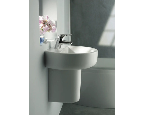 Wandwaschbecken mit Armatur in einem Badezimmer.