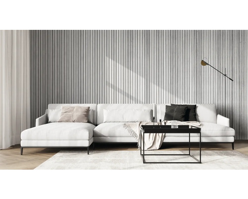 Wohnzimmer mit weissem Sofa, Wandpaneelen und einem schwarzen Couchtisch