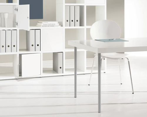 Helles Büro mit weißem Schreibtisch, Stuhl und Regal