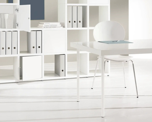 Aménagement de bureau avec bureau, chaise et étagère ouverte