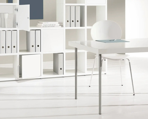 Helles Büro mit Regalen, Schreibtisch und Stuhl