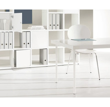 Helles Büro mit Regal, Schreibtisch und Stuhl