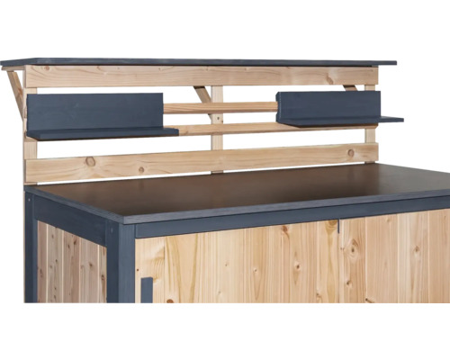 Gartentisch aus Holz mit Ablageflächen