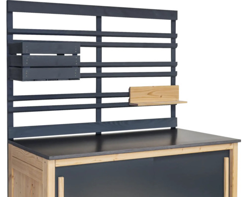 Gartentisch mit Regalsystem und Ablageflächen