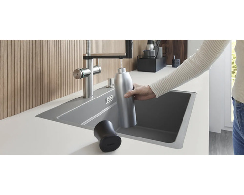 Évier de cuisine intégré avec robinet remplissant une bouteille d''eau