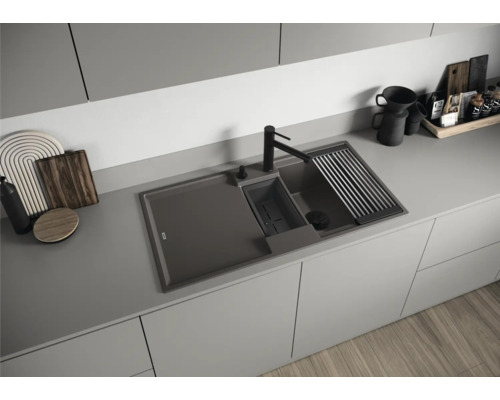 Évier avec égouttoir, évier, panier à vaisselle et robinet dans une cuisine moderne