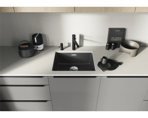 Évier de cuisine avec robinet sur un comptoir de cuisine.