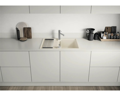 Évier de cuisine avec égouttoir et robinet de cuisine sur un plan de travail