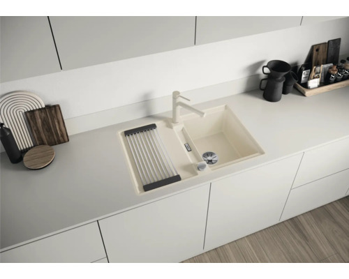 Évier avec égouttoir, robinet et ustensiles de cuisine sur un plan de travail