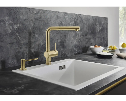 Évier de cuisine avec robinet doré et distributeur de savon