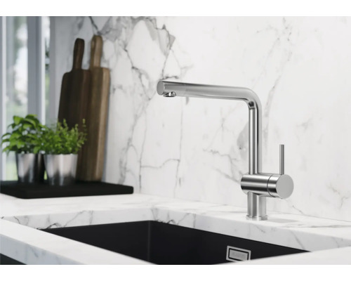 Scène de cuisine avec robinet d''évier, évier et décoration