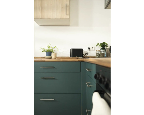 Scène de cuisine avec plan de travail, tiroirs et appareils de cuisine