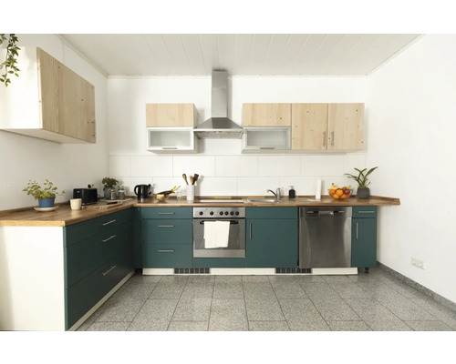 Cuisine lumineuse avec plan de travail en bois, évier, cuisinière et hotte aspirante