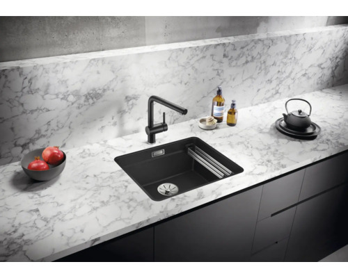 Évier de cuisine en Silgranit avec égouttoir et mitigeur sur un plan de travail