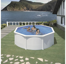 Piscine octogonale avec famille dans le jardin