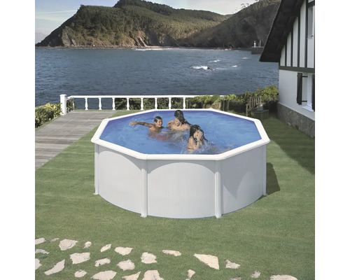Piscine octogonale avec famille dans le jardin