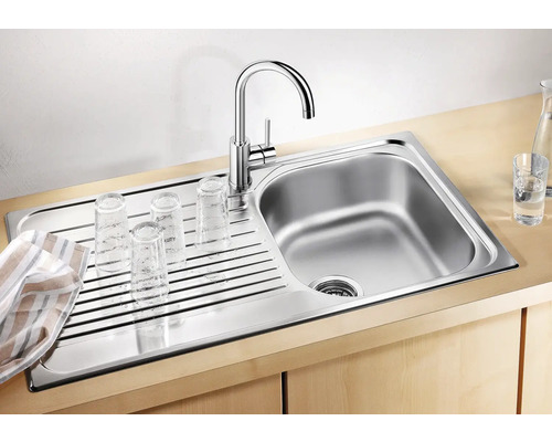 Évier en acier inoxydable avec égouttoir et robinet