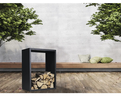 Range-bûches en métal avec bûches devant un décor de jardin.