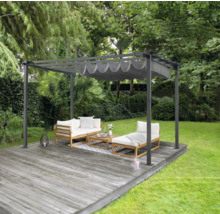Pergola mit Möbeln auf einer Holzterrasse im Garten