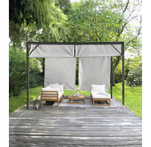 Pavillon de jardin avec meubles en bois sur une terrasse en bois dans le jardin.