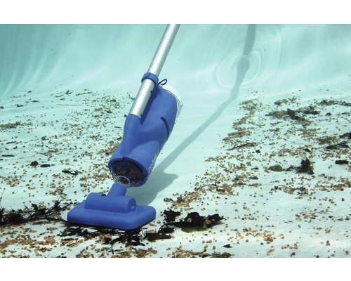 Nettoyeur de piscine en action sous l''eau pour enlever les saletés