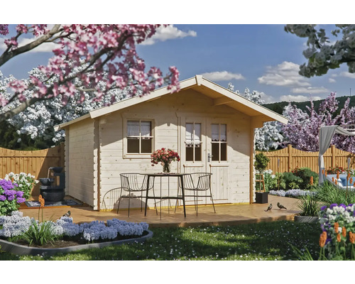 Chalet de jardin en madrier SKAN HOLZ Malaga avec plancher 340x300 cm naturel Abri de jardin en bois avec terrasse, mobilier de jardin et végétation luxuriante dans un jardin