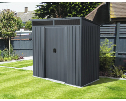 Abri de jardin métallique sur pelouse