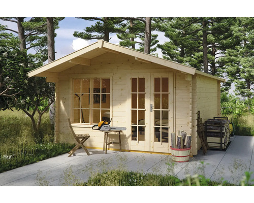 Abri en madriers SKAN HOLZ Stavanger 2 avec plancher 420 x 480 cm naturel Scène de jardin avec abri de jardin en bois clair, mobilier de jardin et bois de chauffage