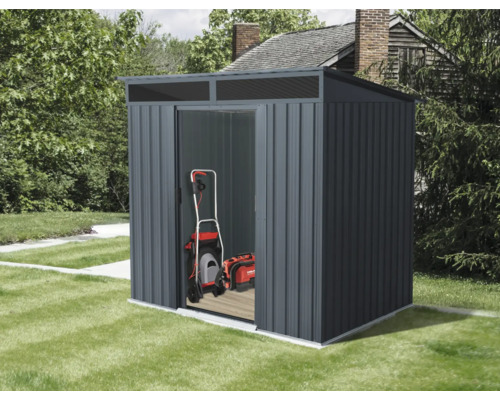 Abri de jardin métallique avec porte coulissante ouverte et tondeuse à gazon