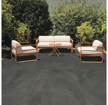 Terrasse avec coin salon et dalles de sol sombres à l''extérieur.