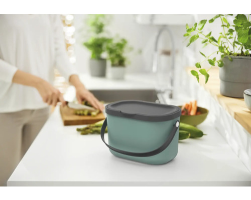 Poubelle à compost avec couvercle sur un comptoir de cuisine