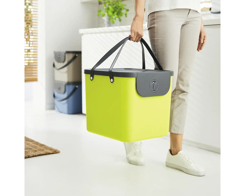 Femme portant un panier de courses en plastique vert citron avec des poignées