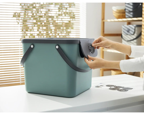 Abfallbehälter mit Griffen und Müllaufkleber