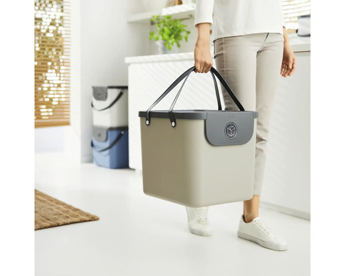 Frau trägt einen Mehrzweckkorb mit Deckel und Griffen