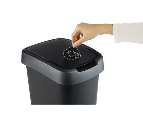 Poubelle avec symbole de recyclage et main