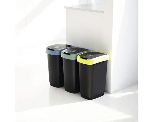Trois poubelles noires avec couvercles de couleur pour le tri des déchets