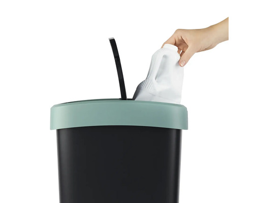 Abfalleimer mit Klappdeckel und Hand, die eine Plastikflasche hineinwirft