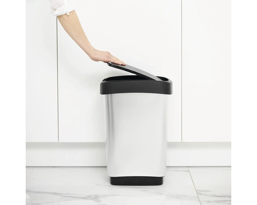 Poubelle avec couvercle et main